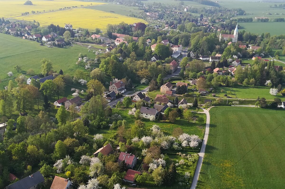 Sohland am Rotstein von oben 2018. Ein lebendiges Dorf in der Oberlausitz.