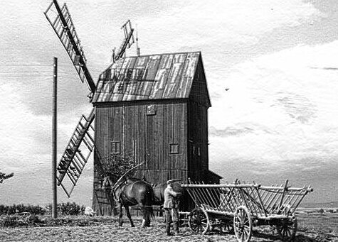Historische Aufnahme einer Bockwindmühle in Sohland am Rotstein
