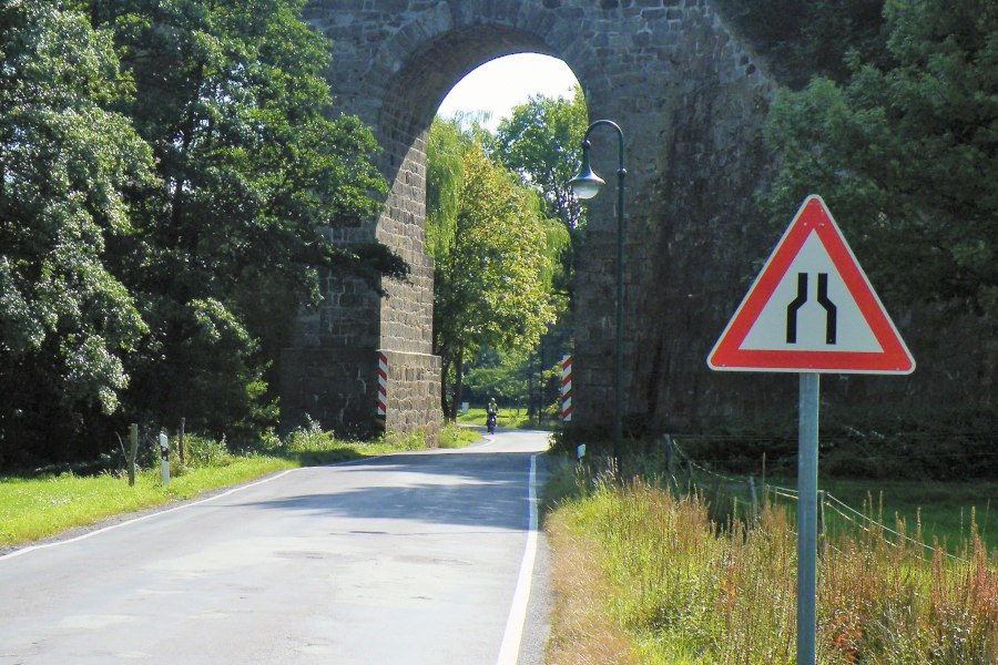 Das Viadukt in Niedersohland Richtung Ortsmitte. Zwar Schild Einengung, für eine Kreisstraße aber nicht klar und sicher genug.