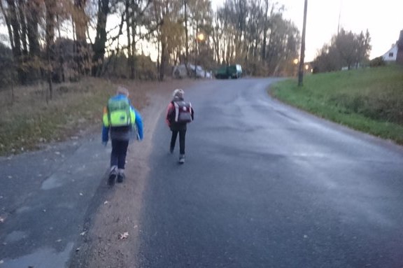 Kinder auf dem Weg zum Schulbus. Kein Gehweg und zum Glück noch hell.