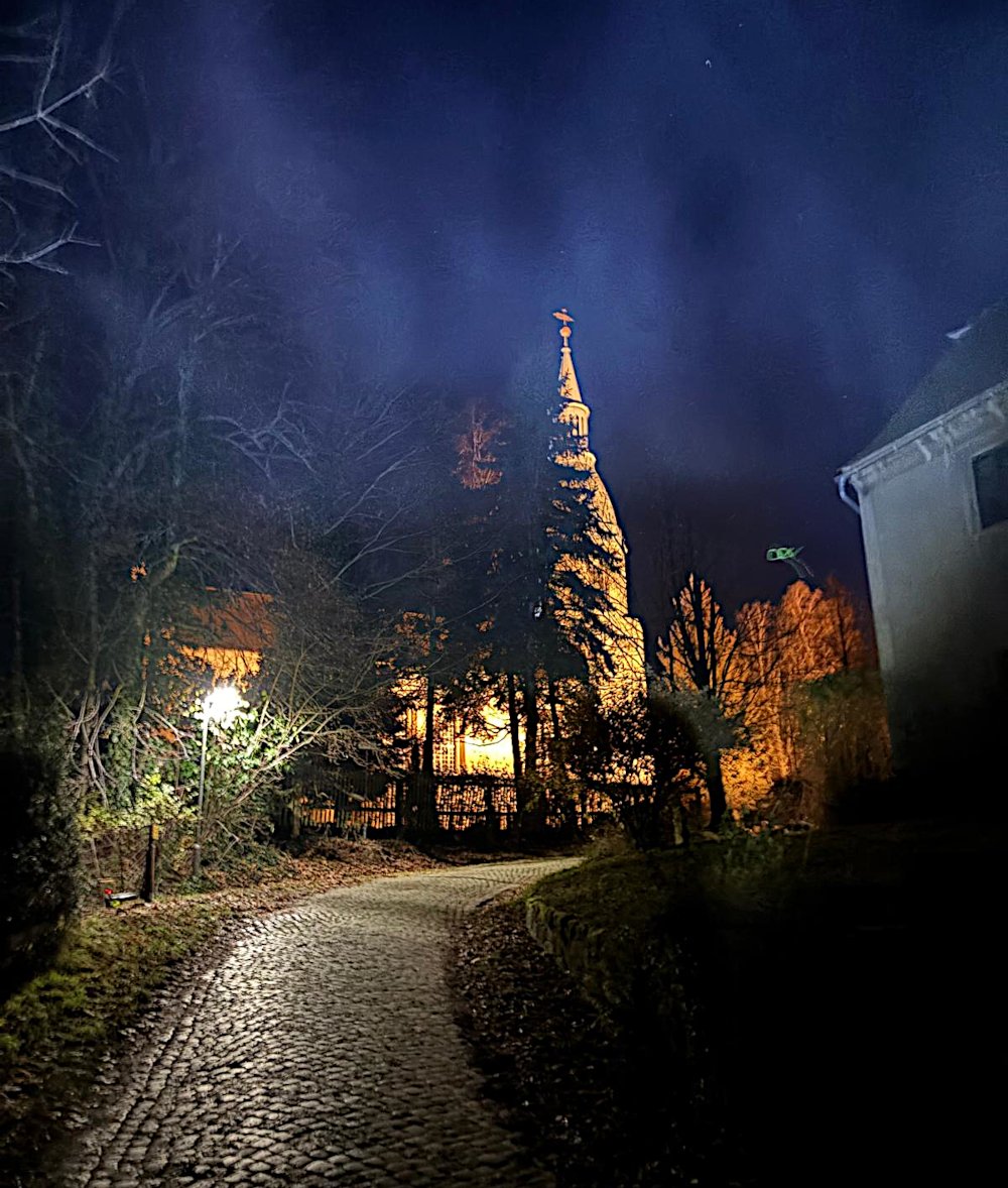Am Kirchberg - Blick Richtung Kirche. Foto Romy W.