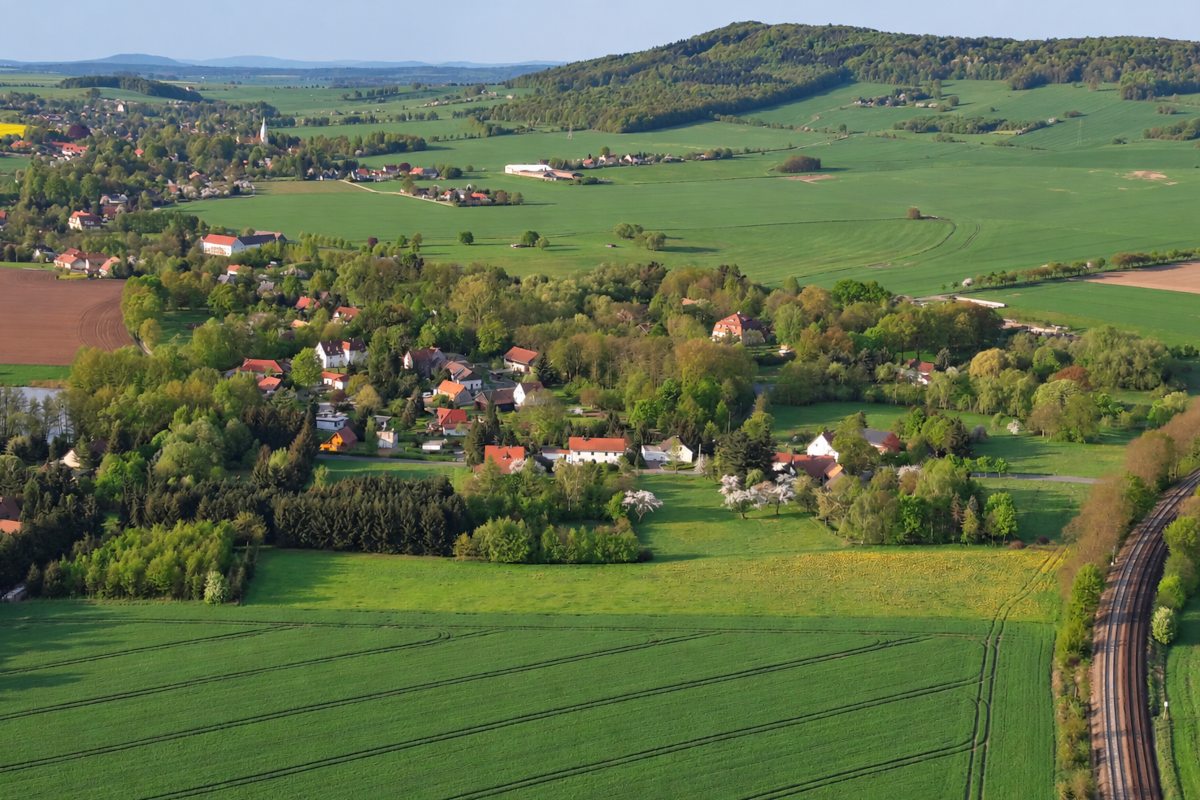 Sohland am Rotstein � langgestrecktes Waldhufendorf entlang des Schwarzen Sch�ps.