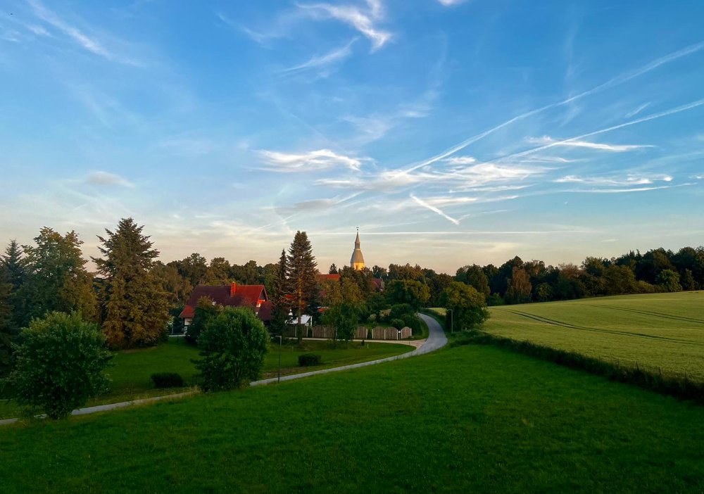 Blick vom Niederer Viebig Richtung Kirche. Foto A. Poost