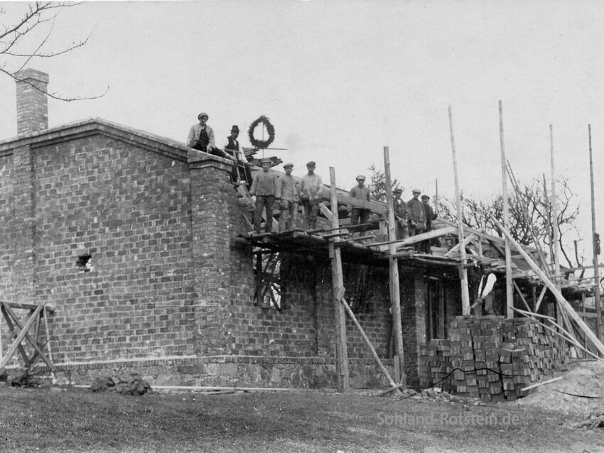 Beim Rohbau der Turnhalle Sohland am Rotstein 1925