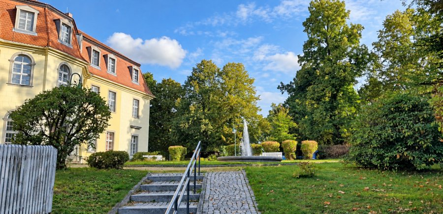 Blick zum Schlossvorplatz am Mittelhof in Sohland am Rotstein.